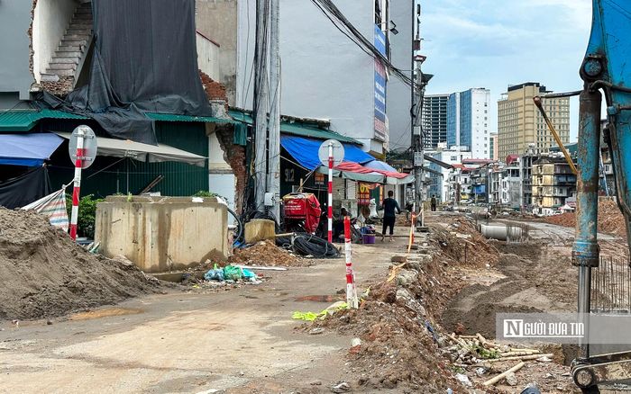 Bên cạnh thi công mặt đường, các hạng mục vỉa hè và cảnh quan cũng được gấp rút hoàn thiện.