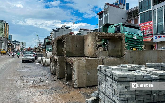 Đoạn từ nút giao Nguyễn Chí Thanh đến phố Thành Công đã được thảm nhựa trên hơn một nửa bề rộng mặt đường.
