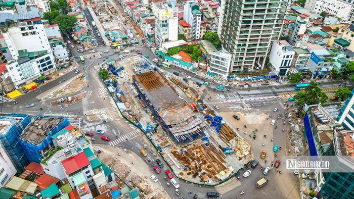 Được biết, dự án sẽ xây dựng 2 cầu vượt, trong đó một cầu tại nút giao đường Láng Hạ, rộng 18m cho 4 làn xe hai chiều, tổng chiều dài cầu 250,7m. Cầu vượt thứ 2, tại nút giao Nguyễn Chí Thanh, khổ cầu 18m cho 4 làn xe hai chiều, tổng chiều dài cầu 220,7m cũng đang được triển khai thi công.