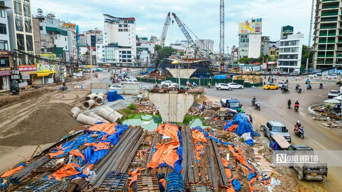 Theo ghi nhận, trên công trường nhiều hạng mục từ cầu vượt đến mặt đường, đang được triển khai đồng bộ nhằm bảo đảm tiến độ dự án.