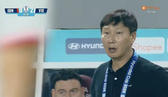 HLV Kim Sang-sik trông giấu được lo lắng trước chấn thương của Việt Anh. Ảnh: CMH.