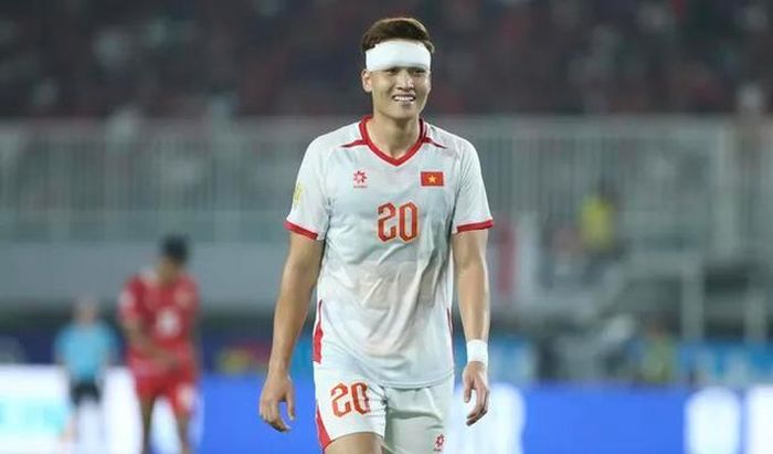 Trung vệ Bùi Hoàng Việt Anh nở nụ cười khi rời sân vào cuối trận. Ảnh: Tâm Hà.