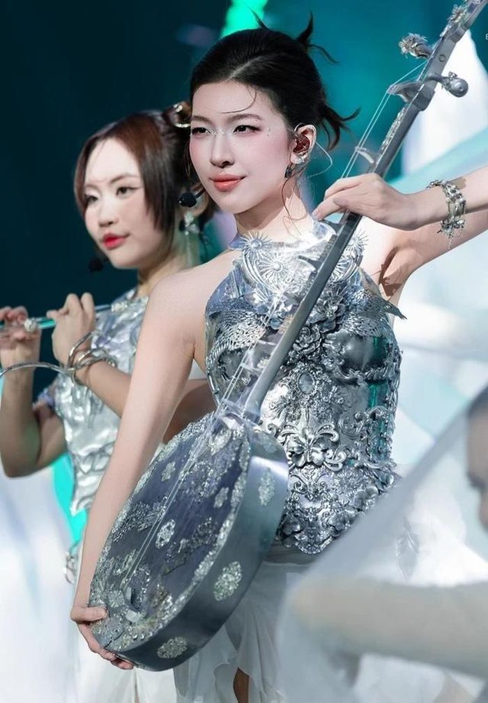 Lamoon viral MXH rầm rộ ngay sau sân khấu Live Stage 1 Cầm Kỳ Thi Họa. Ảnh: internet.
