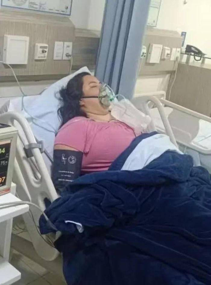 Erica vội vã đến phòng cấp cứu khi không thể chịu đựng nổi cơn đau kéo dài suốt 3 tháng qua. (Nguồn: Newsflash/NX)