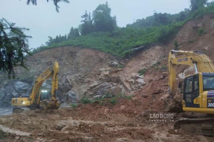 Máy móc được huy động khẩn trương hót dọn đất đá, thông tuyến Quốc lộ 4D sau vụ sạt lở do mưa lớn. Ảnh: Đinh Đại/Lao động