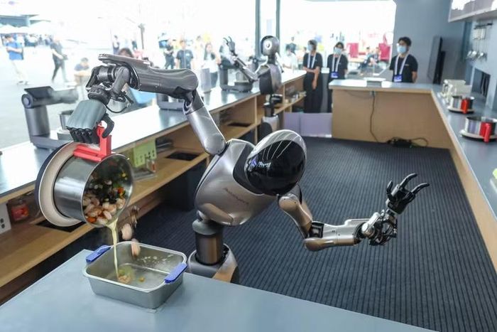 Robot R1 của Robbyant có thể tự nấu trọn bữa ăn với ít sự hỗ trợ từ con người. Ảnh: Getty.