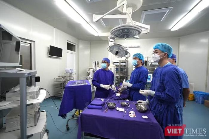 Các bác sĩ xử lý khối u khổng lồ của cháu bé. Ảnh: Phương Anh.