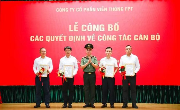 4 tân phó Tổng giám đốc nhận quyết định bổ nhiệm (từ trái sang phải) gồm ông Nguyễn Thế Quang, Trần Thanh Hải, Trần Hải Dương, Phạm Thanh Tuấn. Ảnh: FPT Telecom.