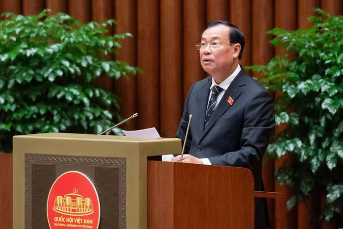 Chủ nhiệm Ủy ban Quốc phòng, An ninh và Đối ngoại Lê Tấn Tới khi trình bày báo cáo thẩm tra. Ảnh: Quốc hội.