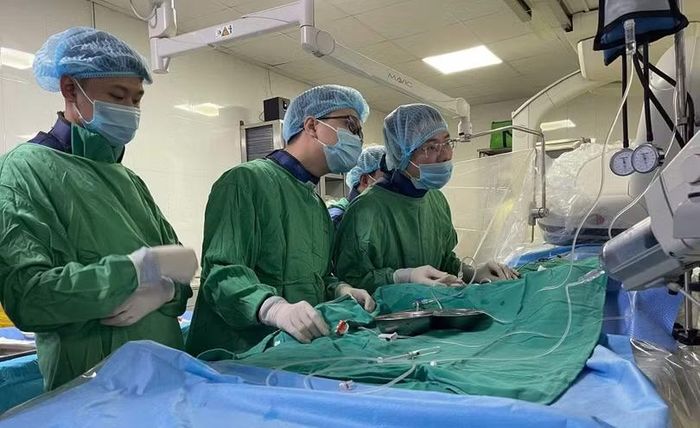 Ca nút mạch cho ông cụ gần 80 tuổi. Ảnh: Vân Anh