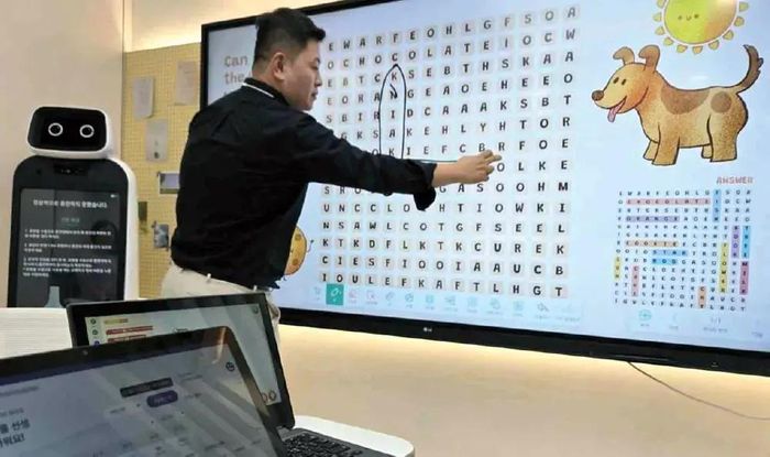 Lớp học trong tương lai của LG Electronics được trang bị bảng trắng kỹ thuật số được kết nối với trợ giảng là robot có gắn AI. Ảnh: Nikkei Asia