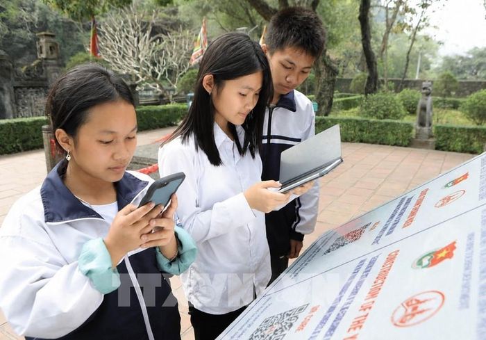 Khu di tích lịch sử - văn hóa Cố đô Hoa Lư, phường Tây Hoa Lư, tỉnh Ninh Bình, đẩy mạnh chuyển đổi số bằng cách ứng dụng công nghệ quét mã QR Code, thuyết minh tự động đa ngôn ngữ và thanh toán không dùng tiền mặt nhằm nâng cao trải nghiệm cho du khách. Ảnh: Thùy Dung - TTXVN