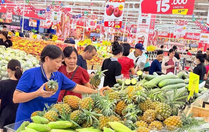 Người tiêu dùng mua sắm tại siêu thị GO!.