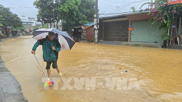 Điểm ngập úng nặng nhất tập trung tại tổ 2 và tổ 4 Duyên Hải, phường Lào Cai. Ảnh: Hương Thu - TTXVN