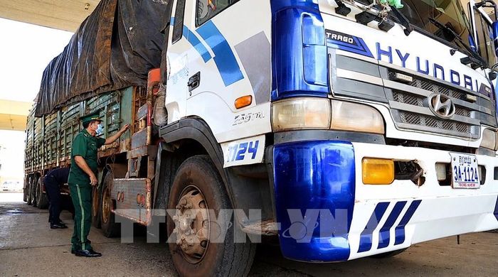 Các lực lượng chức năng phối hợp kiểm tra, kiểm soát phương tiện, hàng hóa, góp phần ngăn chặn buôn lậu, vận chuyển trái phép qua biên giới Ảnh: Giang Phương - TTXVN