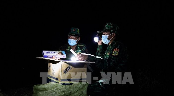 Thuốc lá điếu ngoại nhập lậu là một trong những mặt hàng buôn lậu diễn biến phức tạp trên tuyến biên giới Tây Ninh. Ảnh: Giang Phương - TTXVN