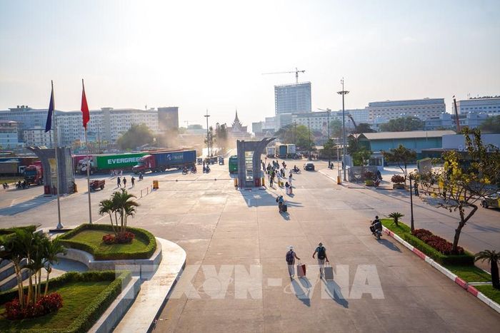 Cửa khẩu quốc tế Mộc Bài, xã Bến Cầu, tỉnh Tây Ninh có lưu lượng phương tiện vận chuyển hàng hóa và hành khách qua lại biên giới lớn, tiềm ẩn nguy cơ buôn lâu. Ảnh: Giang Phương - TTXVN