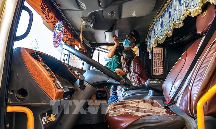 Lực lượng Biên phòng Tây Ninh kiểm soát phương tiện qua lại biên giới, góp phần phòng ngừa, ngăn chặn buôn lậu và vận chuyển trái phép hàng hóa. Ảnh: Giang Phương - TTXVN