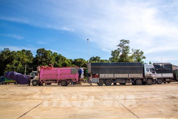 Hàng hóa nông sản được tập kết, lưu thông qua Cửa khẩu quốc tế Tân Nam, tỉnh Tây Ninh. Ảnh: Giang Phương - TTXVN