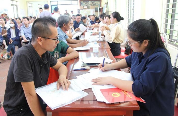 Người dân bốc thăm đất tái định cư phục vụ Dự án Cảng hàng không quốc tế Gia Bình. Ảnh: Thanh Thương - TTXVN