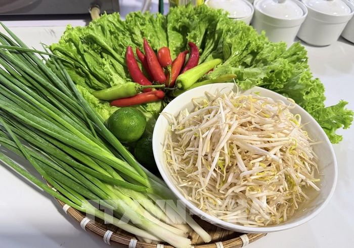 Rau sống, giá đỗ, chanh, ớt, hành lá là thành phần không thể thiếu, làm tăng hương vị cho món bún quậy Phú Quốc (An Giang). Ảnh: Thanh Sang - TTXVN