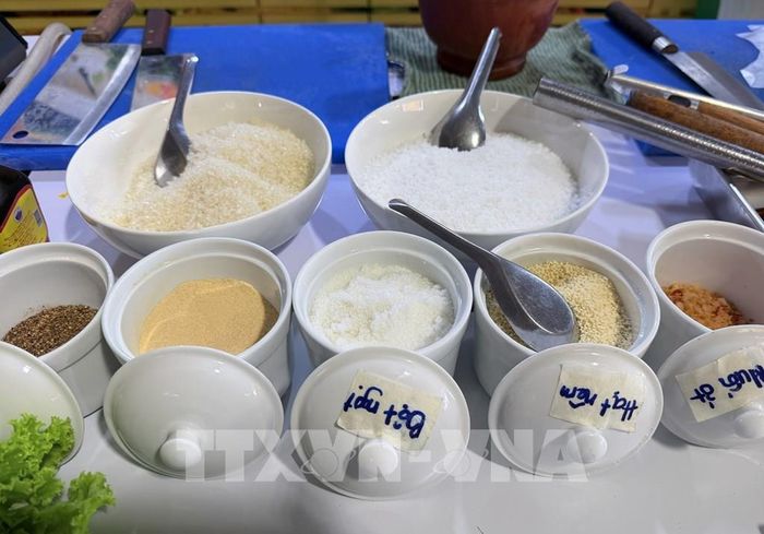 Các loại gia vị tạo nên hương vị đặc trưng của món bún quậy Phú Quốc (An Giang). Ảnh: Thanh Sang - TTXVN