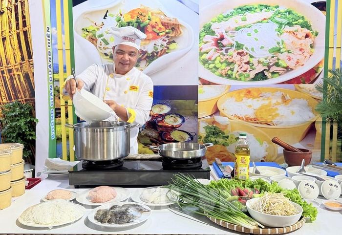Đầu bếp nấu nước dùng cho món bún quậy Phú Quốc (An Giang). Ảnh: Thanh Sang - TTXVN