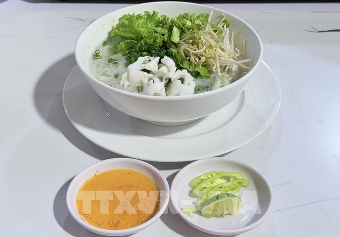 Tô bún quậy Phú Quốc (An Giang) ăn kèm với chanh, ớt và nước chấm là điểm nhấn của món ăn đặc sản đảo ngọc. Ảnh: Thanh Sang - TTXVN