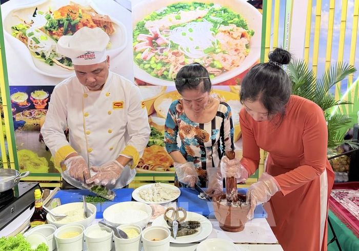 Đầu bếp chuẩn bị các công đoạn chế biến món bún quậy Phú Quốc (An Giang). Ảnh: Thanh Sang-TTXVN