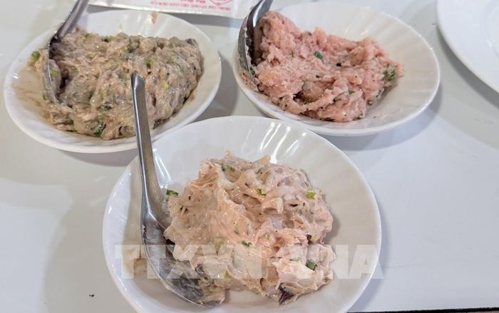 Nguyên liệu làm nên thương hiệu món bún quậy Phú Quốc (An Giang) gồm chả cá thu, chả mực và chả tôm quết nhuyễn. Ảnh: Thanh Sang-TTXVN