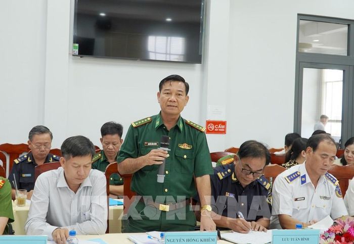 Đại tá Nguyễn Hồng Khiêm, Phó Chỉ huy trưởng nghiệp vụ Ban Chỉ huy Bộ đội Biên phòng An Giang phát biểu. Ảnh: Văn Sĩ - TTXVN 