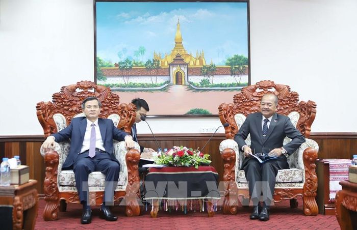 GS. TS Kikeo Khaykhamphithoun, Ủy viên Bộ Chính trị, Chủ tịch Ủy ban Trung ương Mặt trận Lào xây dựng đất nước, Chủ tịch Hội đồng Lý luận Trung ương Lào tiếp và làm việc với Đoàn đại biểu Học viện Chính trị quốc gia Hồ Chí Minh. Ảnh: Xuân Tú - PV TTXVN tại Lào