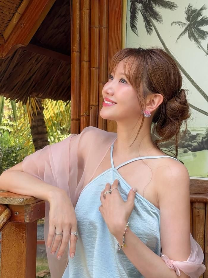 Trước đó vợ Trấn Thành cũng từng gây "sốt" với nhan sắc trẻ đẹp khi đi du lịch ở miền Tây. Ảnh: FBNV