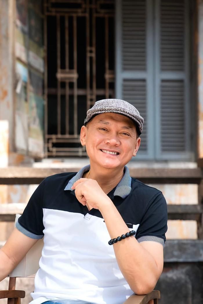Với Hữu Châu, mỗi lần bước ra ánh đèn là một lần tri ân những người đi trước. Ảnh: FBNV.
