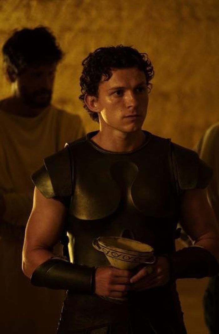 Tom Holland đảm nhận vai Telemachus, con trai của người anh hùng Odysseus.
