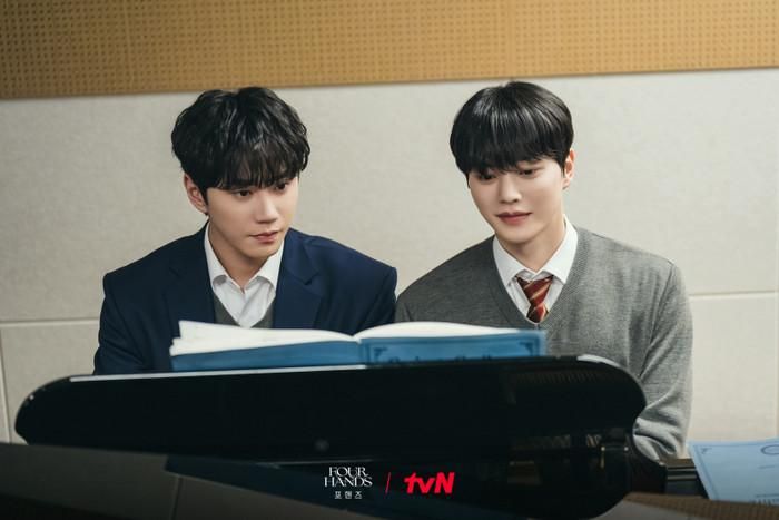 Phát hành ngay sau Mouse Trap, Four Hands: Two Sonatas có sự tham gia của Song Kang, Lee Jun Young, Jang Gyu Ri và Kim Joo Heon. Bộ phim lấy bối cảnh trong thế giới âm nhạc cổ điển, kể về Kang Bi O - thần đồng piano luôn đứng đầu cả về học tập lẫn biểu diễn. Cuộc đời của anh bắt đầu thay đổi khi gặp Choi Jeong Yo, một nghệ sĩ piano từng từ bỏ tài năng sau tuổi thơ nhiều biến cố. Sự cạnh tranh và đồng hành giữa hai nhân vật được kỳ vọng sẽ mang đến câu chuyện giàu cảm xúc về đam mê, tài năng và hành trình vượt qua giới hạn bản thân.