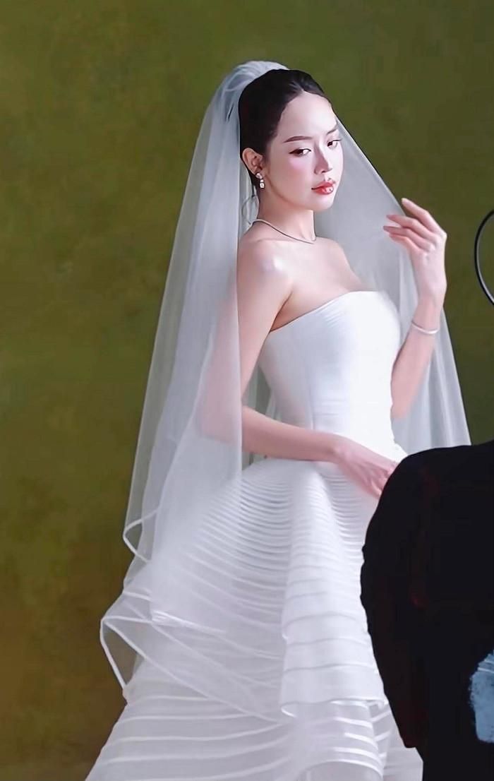 Hình ảnh Hoa hậu Thanh Thủy mặc váy cưới thu hút nhiều khán giả quan tâm. (Ảnh chụp màn hình từ TikTok Moli Queen)