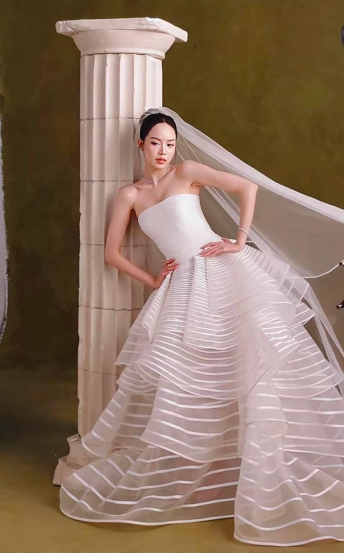 Vẻ đẹp dịu dàng nhưng vẫn vô cùng cuốn hút của Thanh Thủy khi mặc váy cô dâu. (Ảnh chụp màn hình từ TikTok Moli Queen)