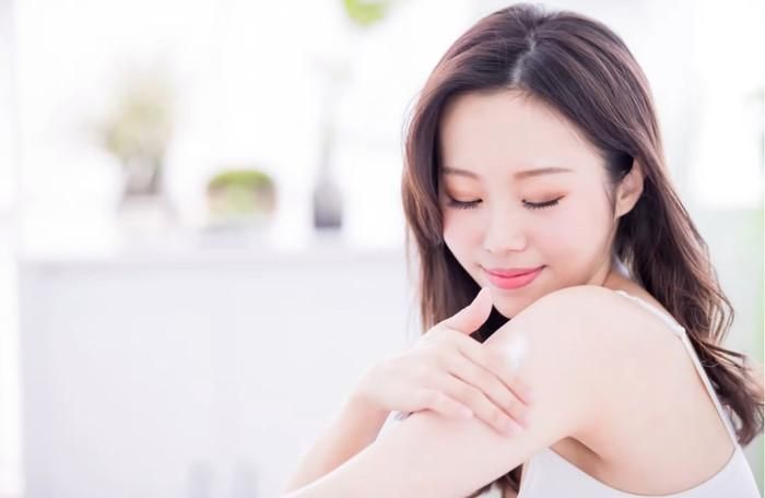 Nhiều chị em phụ nữ rất thích quả lựu vì sự thơm ngon, tốt cho sức khỏe và sắc đẹp. Ảnh minh họa