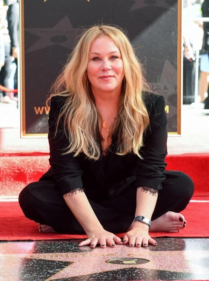 Khi Christina Applegate nhập viện hồi tháng 3, người đại diện chỉ cho biết nữ diễn viên có "tiền sử lâu dài với nhiều vấn đề sức khỏe phức tạp".