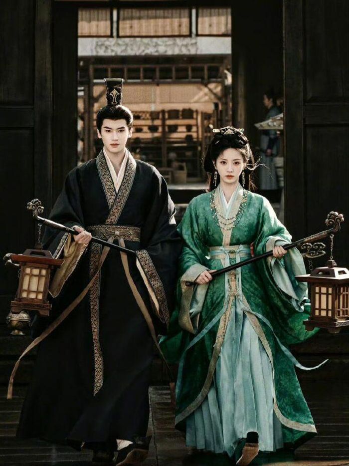 Điền Hi Vi và Diêm An kết đôi trong Giá Kim Thoa, tác phẩm kể về A Sửu - cô gái nghèo có ngoại hình giống hệt tiểu thư Hầu phủ. Một biến cố bất ngờ khiến nàng trở thành cô dâu xung hỉ của thế tử Lục Trạc. Khi vị thế tử tỉnh lại, A Sửu phải đối mặt với sự nghi ngờ, những âm mưu nơi hào môn và hành trình tìm lại thân thế thực sự của mình.