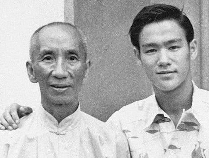 Việc theo học Vịnh Xuân dưới sự chỉ dạy của Diệp Vấn được xem là bước ngoặt đầu tiên trên con đường võ thuật của Lý Tiểu Long.