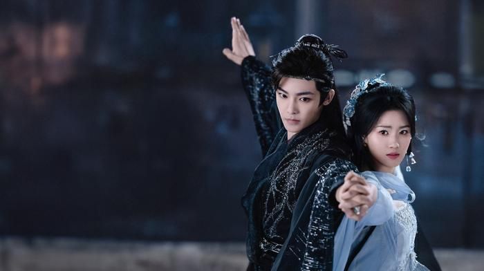 Được chuyển thể từ tiểu thuyết cùng tên của Bạch Lộ Thành Song, Nhập Thanh Vân có sự góp mặt của Hầu Minh Hạo và Lư Dục Hiểu. Minh Ý là nữ chiến thần lừng danh của Lục cảnh Hợp Hư nhưng bất ngờ thất bại trước Kỷ Bá Tể, một đấu sĩ xuất thân từ Vực Cực Tinh, đồng thời bị trúng độc khiến linh mạch đứt đoạn. Để tìm thuốc giải, nàng cải trang thành vũ cơ tiếp cận đối thủ, trong khi Kỷ Bá Tể sớm biết rõ thân phận thật của Minh Ý nhưng vẫn âm thầm phối hợp cùng nàng. Những màn đấu trí liên tiếp giữa hai nhân vật, xen lẫn quá trình từ đối đầu đến thấu hiểu, tạo nên sức hút riêng cho bộ phim và khắc họa rõ nét mô-típ "song cường".
