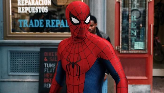 Xếp thứ hai là Spider-Man: Brand New Day (Người Nhện: Khởi Đầu Mới) với thành tích đạt 100 tỷ đồng sau 5 ngày ra rạp tại Việt Nam. Bộ phim siêu anh hùng do Destin Daniel Cretton đạo diễn, quy tụ Tom Holland, Zendaya, Jacob Batalon, Sadie Sink, Jon Bernthal và Mark Ruffalo. Nội dung lấy bối cảnh bốn năm sau sự kiện Spider-Man: No Way Home, khi Peter Parker phải sống trong cảnh mọi người đều quên mất danh tính thật của mình. Vừa đối mặt với những mất mát cá nhân, vừa chiến đấu chống thế lực tội phạm mới, Người Nhện bước vào hành trình trưởng thành đầy thử thách. Phim khởi chiếu toàn cầu và tại Việt Nam từ ngày 31/7/2026, nhanh chóng tạo nên cơn sốt phòng vé.