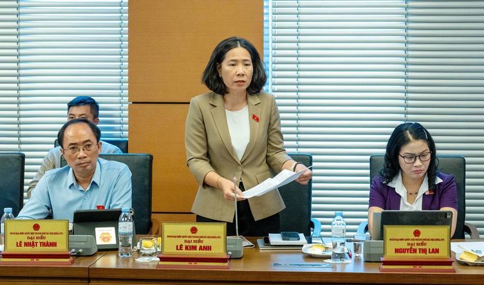 Đại biểu Lê Kim Anh, Phó Chủ tịch UB MTTQ Việt Nam TP. Hà Nội, Chủ tịch Hội LHPN TP. Hà Nội, phát biểu tại buổi thảo luận Tổ 1, Đoàn Đại biểu Quốc hội thành phố Hà Nội sáng 4/8 về Dự thảo Luật Phổ biến, giáo dục pháp luật (sửa đổi)