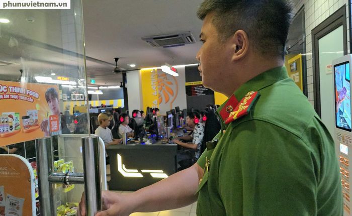 Sau 23h, Leo Gaming Center - cơ sở 4 tại tầng 2, B14 Phạm Ngọc Thạch, phường Kim Liên vẫn hoạt động.