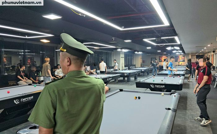 Lực lượng Công an phường Hoàng Mai tiếp tục kiểm tra cơ sở Sam Billiard để xử lý theo quy định.