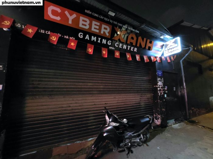 Tương tự, tại Cyber Xanh Premium, số 1A ngõ 132 Cầu Giấy, phường Nghĩa Đô, cơ sở cũng đã dừng hoạt động sau 22 giờ. Trao đổi với phóng viên, đại diện Công an phường Nghĩa Đô cho biết, ngay sau khi Báo Phụ nữ Việt Nam phản ánh, đơn vị đã tổ chức kiểm tra, mời chủ cơ sở lên làm việc, đồng thời củng cố hồ sơ để xử lý theo quy định của pháp luật.