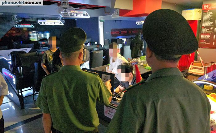Tiếp tục, tại Phoenix Esports Arena (tầng 4 tòa nhà Geleximco, số 897 Giải Phóng, phường Hoàng Mai), nhiều khách vẫn đang chơi game dù đã quá giờ quy định. Công an phường Hoàng Mai nhanh chóng có mặt, yêu cầu cơ sở dừng hoạt động.