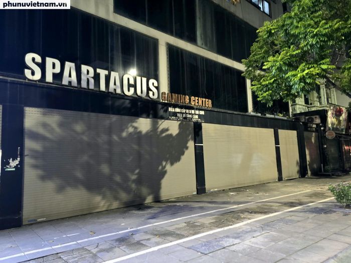 Tương tự, Spartacus Gameming Center tại số 1 Trương Công Giai, phường Cầu Giấy cũng đã đóng cửa, không ghi nhận khách ra vào. Theo thông tin quảng bá, hệ thống này hiện có 12 cơ sở tại Hà Nội.